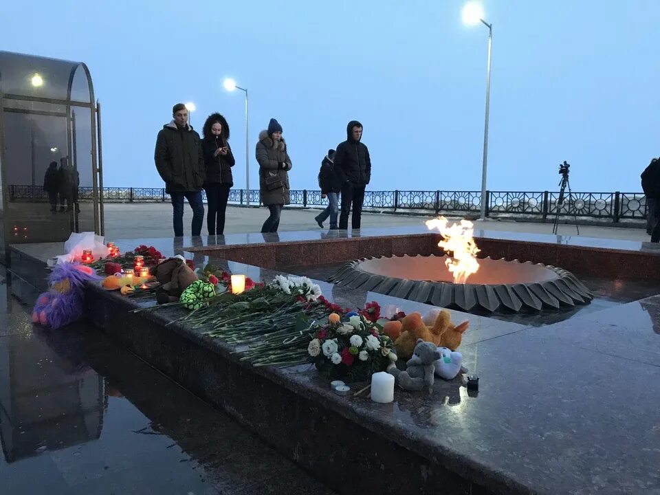 Скорбим тц. Ульяновск скорбим. день памяти и скорби в ульяновске. огонь в память о погибших в баку. скорбь братск.