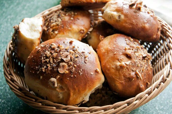Булочки с изюмом. Булочки с изюмом. Булочка с ванилью. Булочка калорийная. Булка калорийная с изюмом ссср.