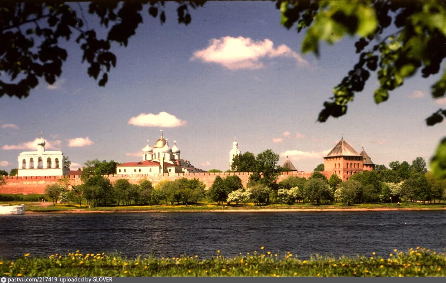 В великом новгороде недорого. Новгородский кремль великий новгород. Великий новгород мост на реке волхова. Рахманинов в новгороде. Великий новгород детинец кремль.