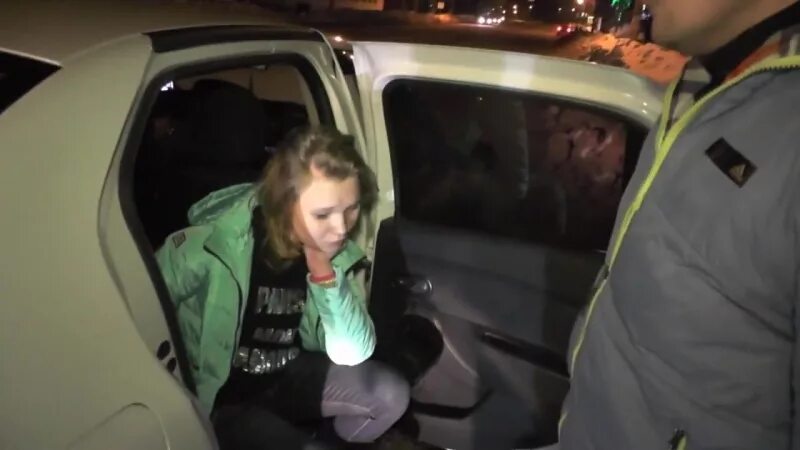 Расчиталась натурой. Расплатилась в такси. расплата натурой за такси. жена расплачивается с таксистом. расплатилась за такси натурой.