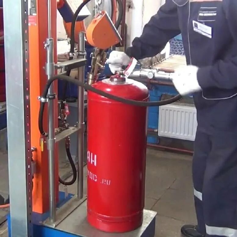 Заправить газ спб. Заправщик баллонов. Газовый баллон. Заправить газ спб. Газовый баллон пропан.