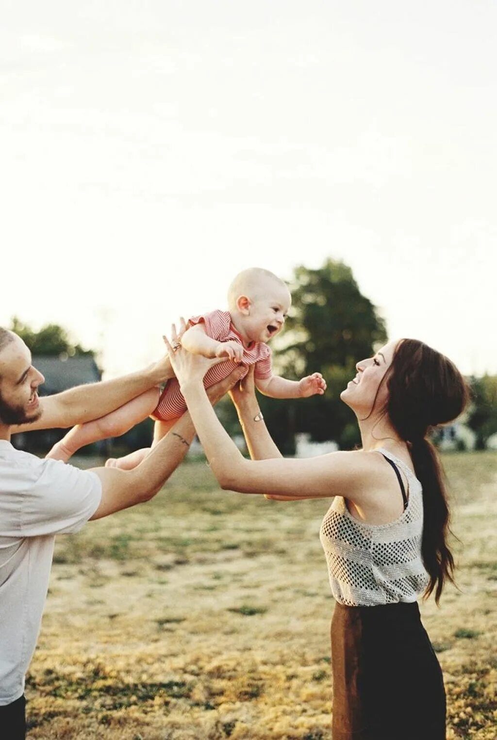 Первые любят свою семью. Семейная фотосессия. Семейное счастье. Счастливая семья. Семья со счастливым ребёнком.