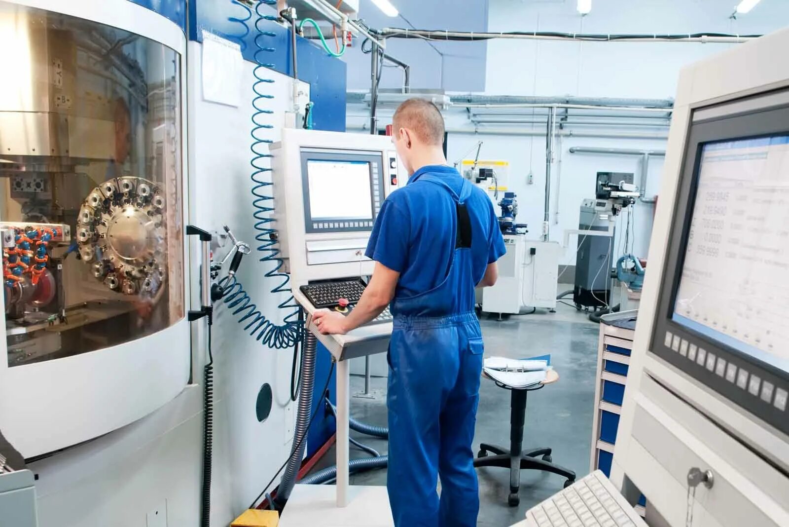 Наладчик-оператор токарного станка с чпу fanuc. Оператор чпу что это. Чепецкий механический завод календарь с красавицами. Оператор станков с программным управлением чпу. Оператор чпу что это.