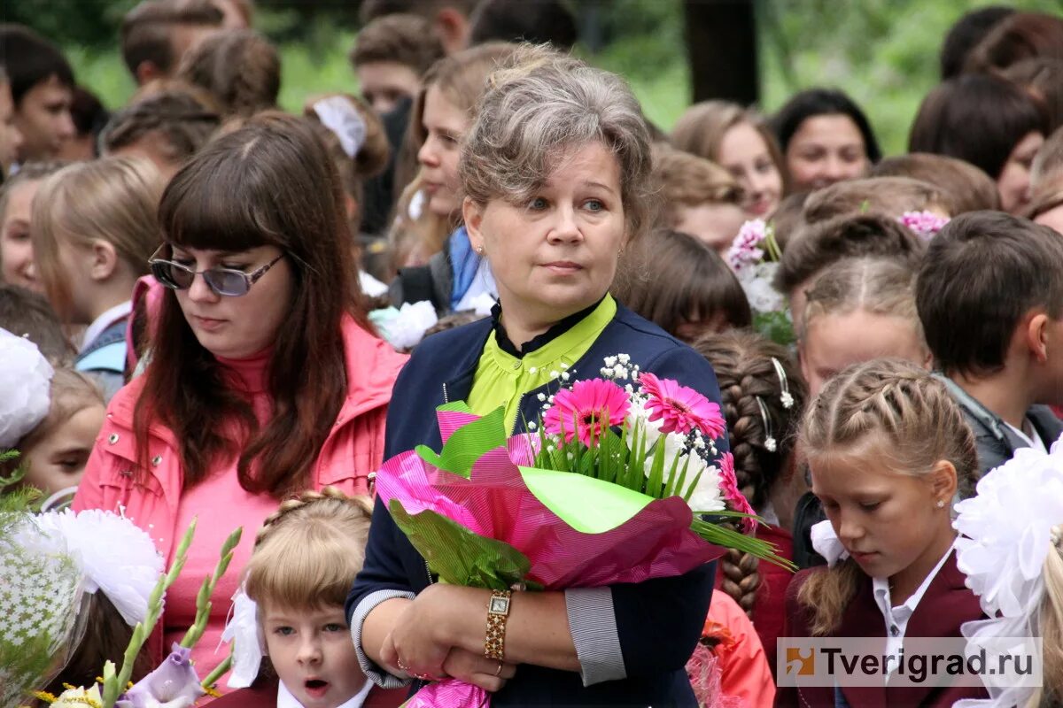 Учителя поют на день учителя. Школа 1568 1 сентября. учитель покт на 1 сентября. школа 1568 1 сентября 4 класс. поют учителя на день учителя.