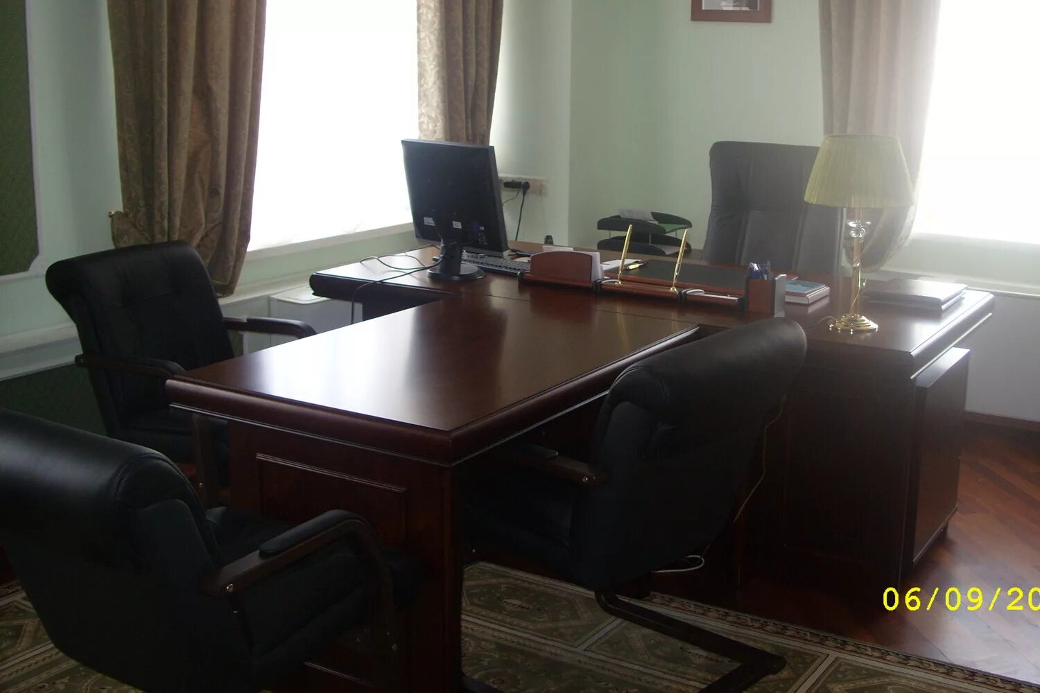 Набор мебели для руководителя престиж люкс. Стол в кабинет руководителя. Рабочее место коммерсанта. Интерьер кабинета руководителя. Интерьер кабинета руководителя.