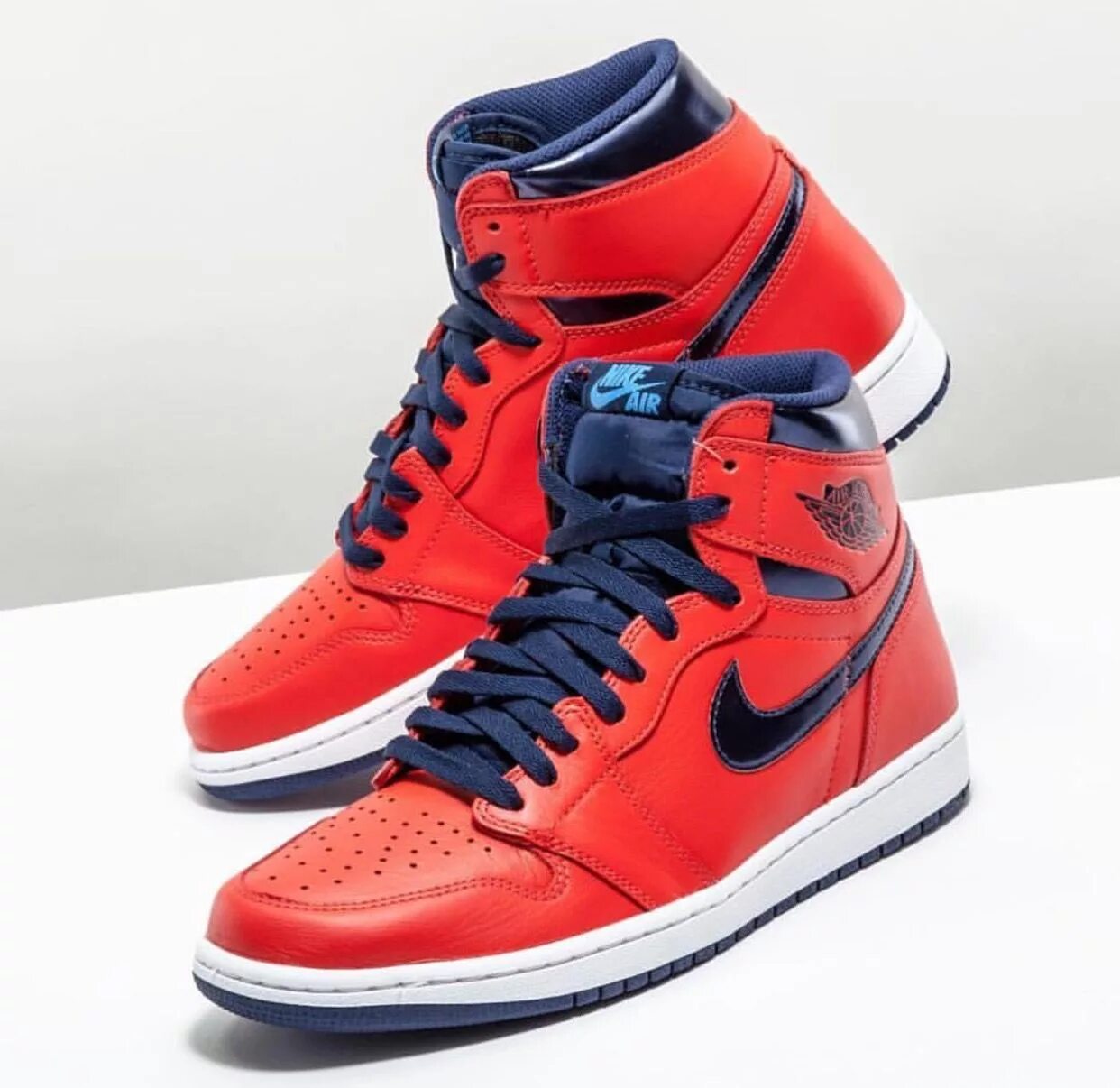 Nike air jordan 1. Air jordan высокие. Nike air jordan 1. Nike flight кроссовки jordan. Nike air jordan 1 metallic red.