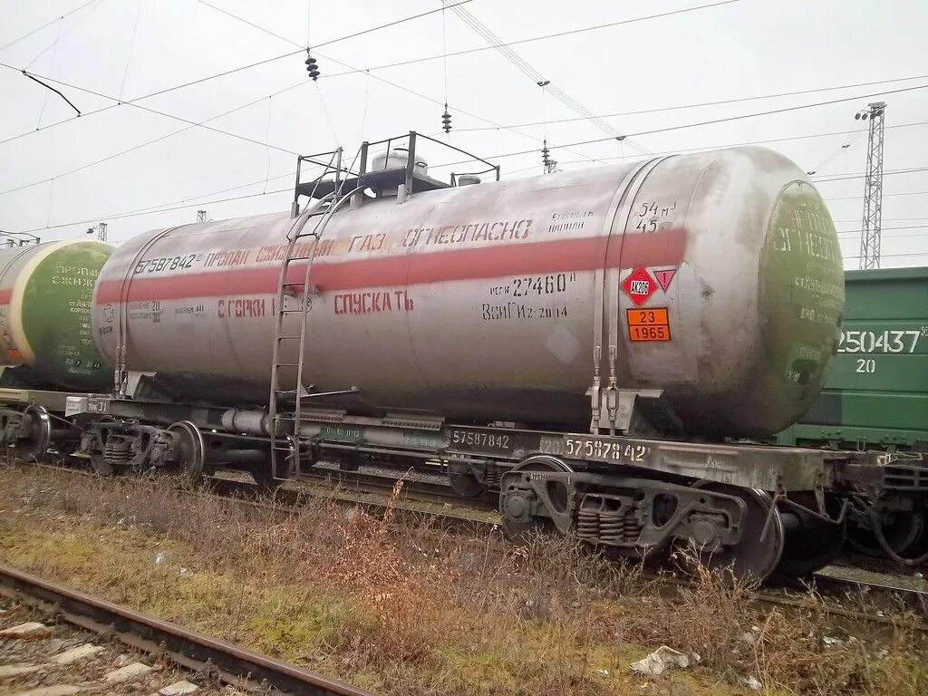 Газовый конденсат транспортировка. Цистерны для перевозки нефтепродуктов. Газовая цистерна. Пуровский завод переработки газового конденсата. Транспортировка природного газа.