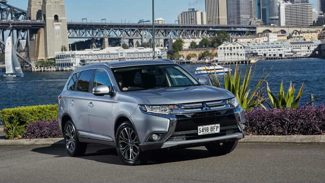 Mitsubishi outlander 2015 год. Митсубиси Аутлендер 2015. Митсубиши Аутлендер 2015. Мицубиси Outlander 2015. Мицубиси Аутлендер 2015 года.