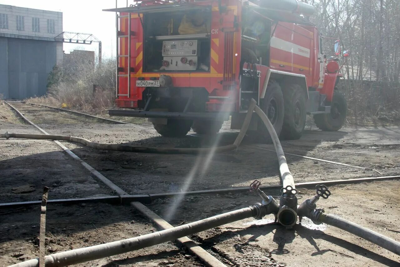 Хабаровск горит. Авария у судостроительного завода вчера. Пожар на судостроительной 28 Петрозаводск 2014. Весной в Хабаровске горел мост. Хабаровск сгорели