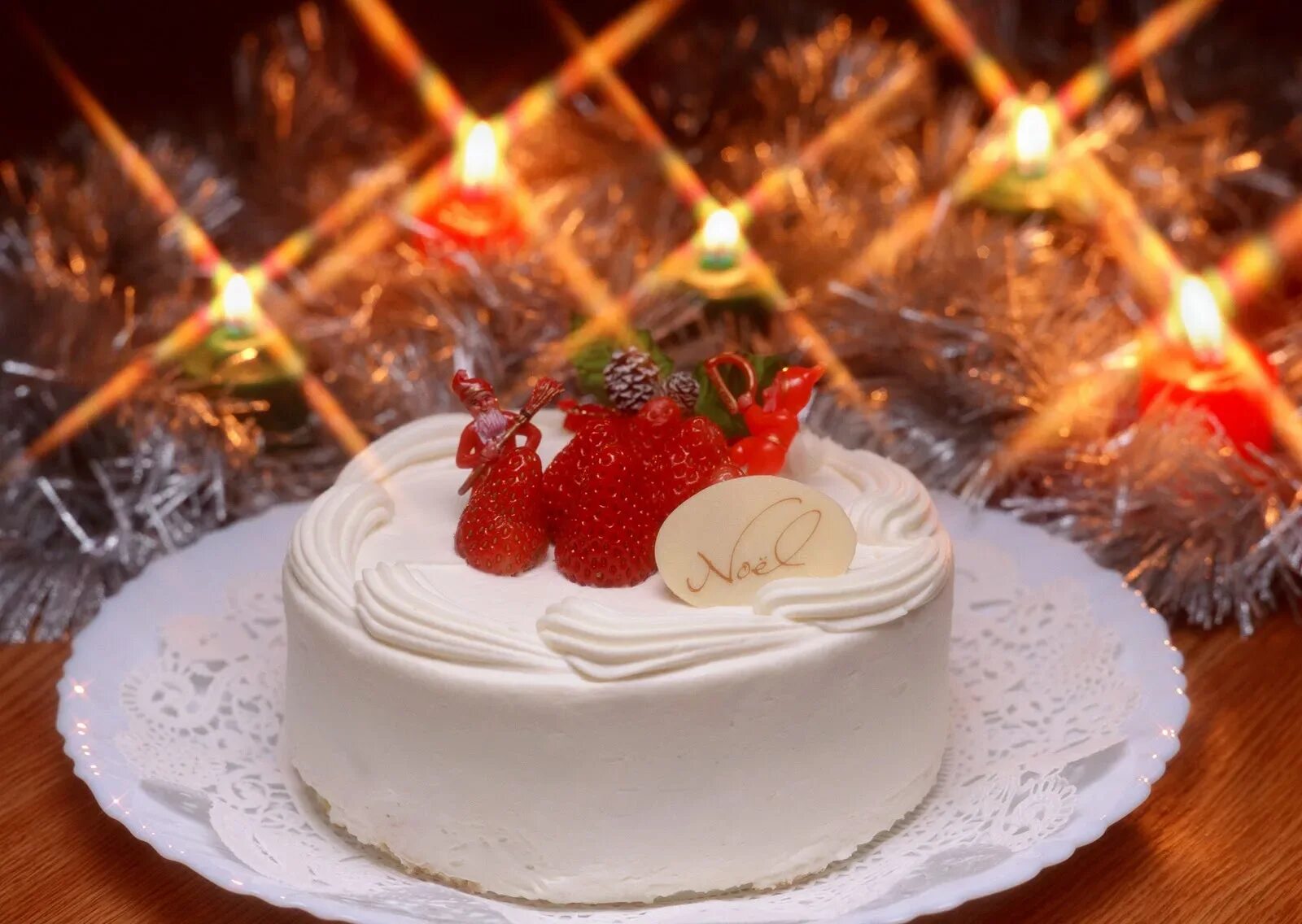 Праздничный тортик. Рождественский торт. Праздничный торт на день рождения. Тортик с днем рождения.