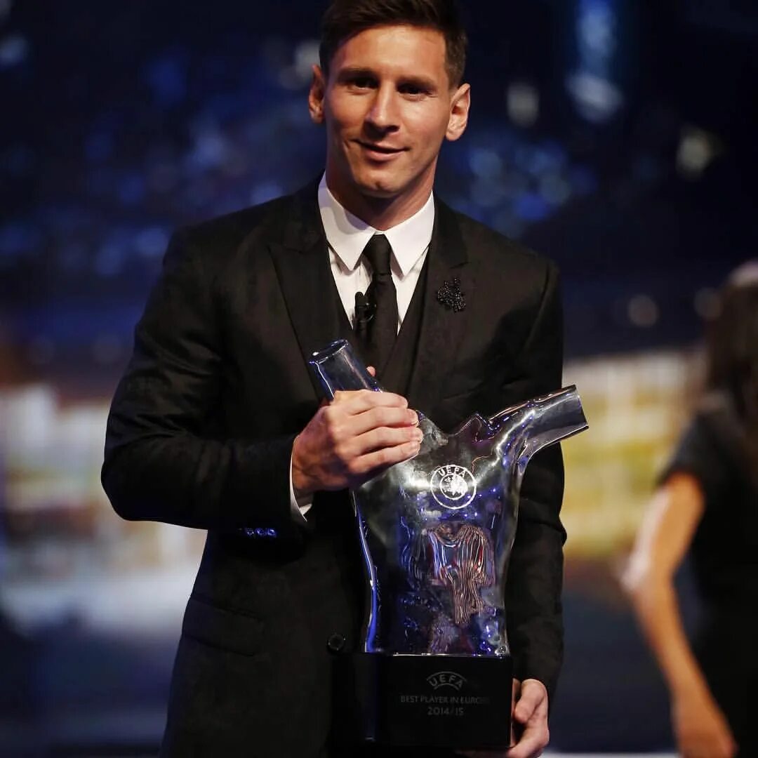 Месси награда УЕФА 2015. Лео Месси 2015. Messi UEFA best Player 2015. The best Player of History Месси. Player of the year