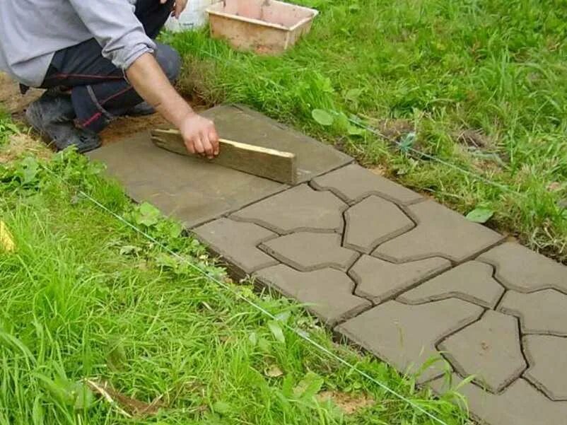 Укладка плитки на даче. Тротуарная на дачу своими руками. Садовые дорожки из кирпича. Выложить дорожку из кирпича. Тротуарная на дачу своими руками.