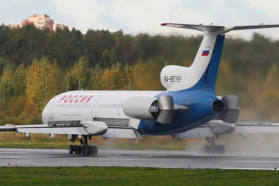 Тормоза самолета при посадке. Как тормозит самолет. Реверс тяги ил 76. A320 реверс. Как тормозит самолет при посадке.