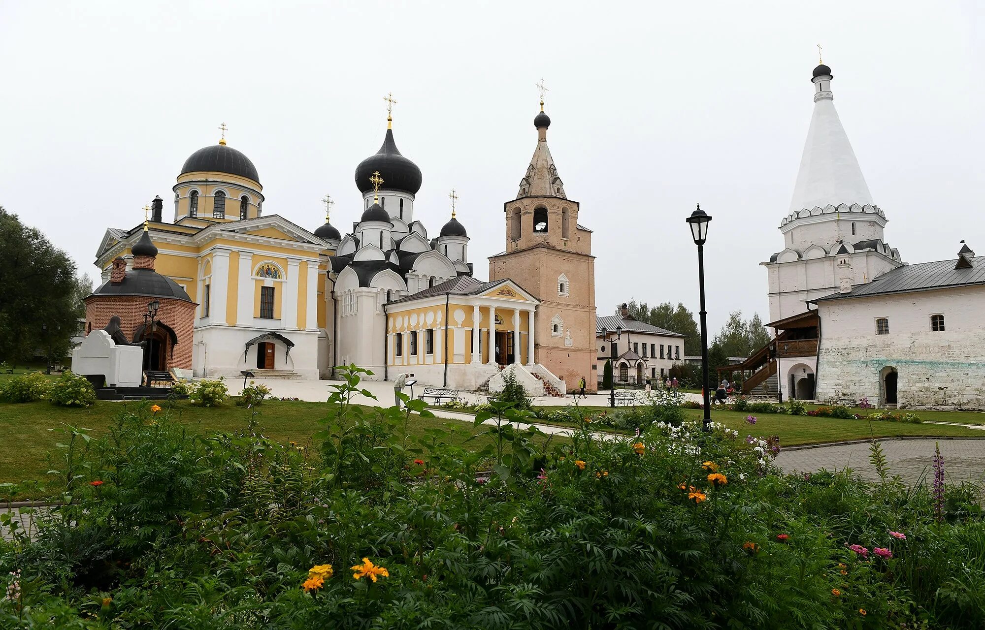 Сайт свято успенского монастыря. Старицкий Успенский монастырь Старица. Старицкий монастырь Тверская область. Свято-Успенский монастырь в Старице Тверской области. Старицкий Успенский монастырь Тверская область.