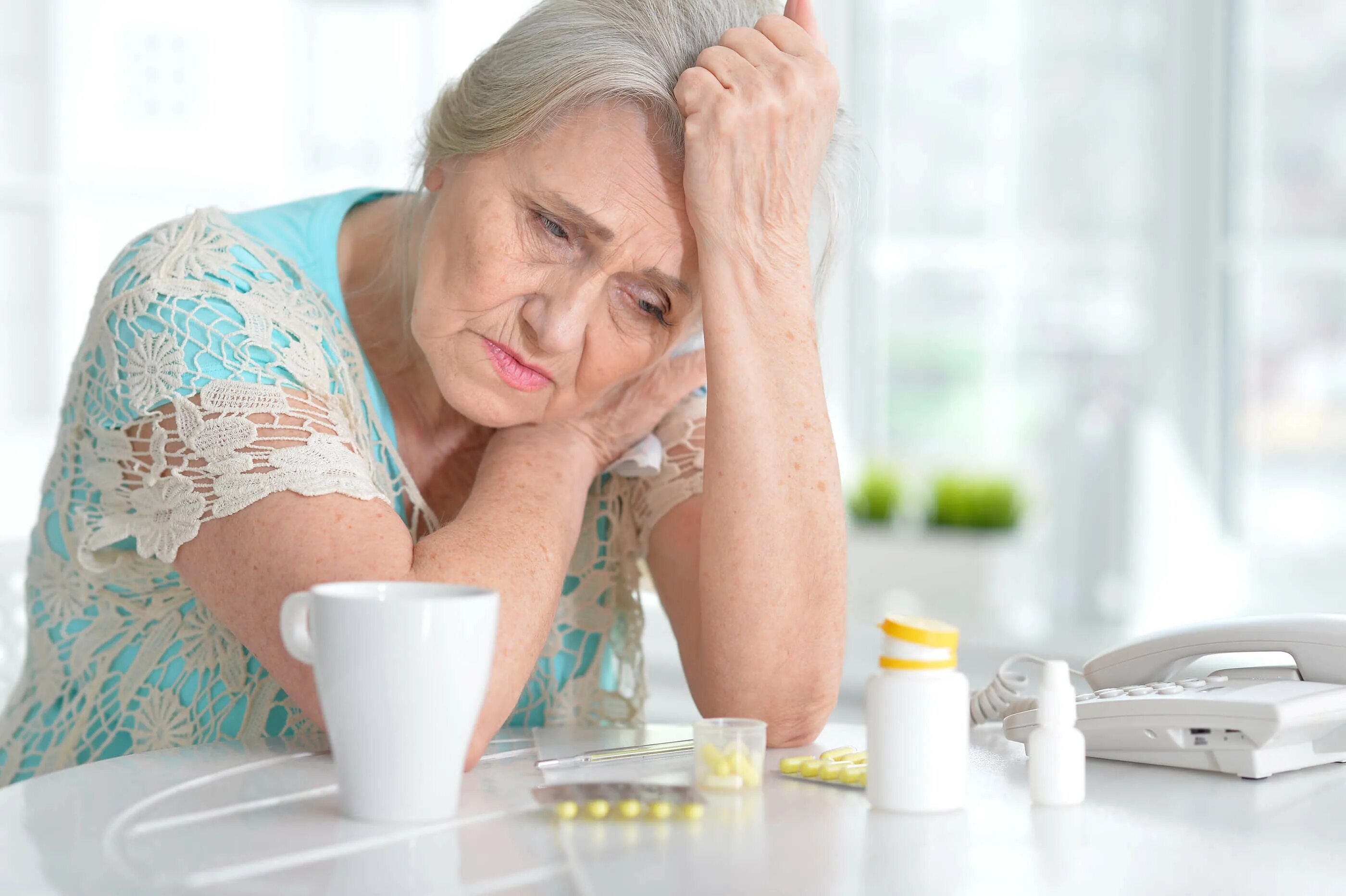 Лечение диареи у пожилых людей. Лекарства для пожилых. Пожилая женщина с лекарством. Проблемы пожилых с лекарствами. Пожилые болеют.
