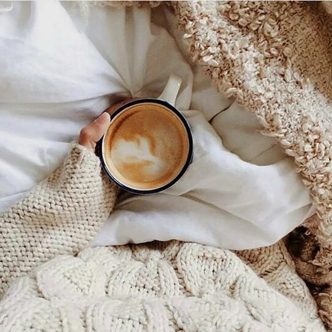 Женщина с чашкой чая. Брюнетка в парке кофе фотосессия. Гузель хасанова в пять. 5 утра девочка в бежевом рингтон. 5 утра девочка в бежевом рингтон.