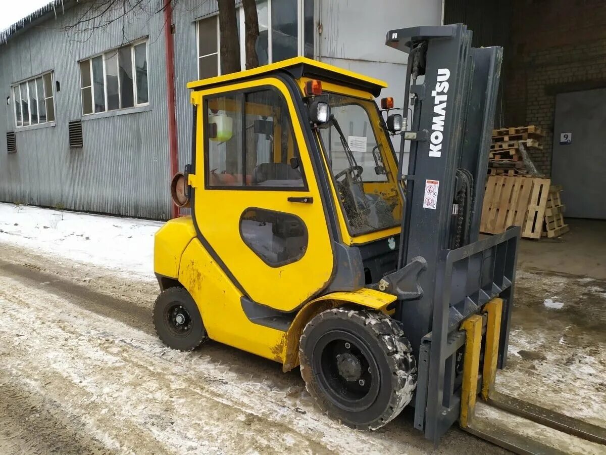 Купить погрузчик с пробегом. Погрузчик Komatsu 25. Погрузчик Коматсу 3т. Коматсу погрузчик 2.5 тонны. Вилочный автопогрузчик Коматсу 2,5 т 2005 год.