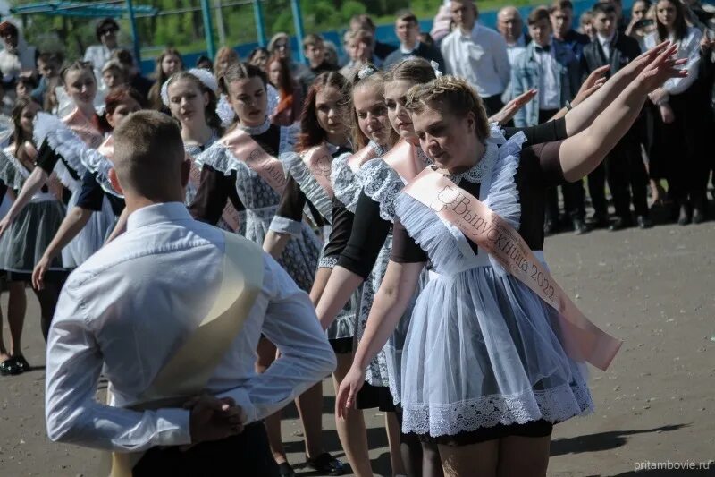 Видео на последний звонок 11 класс. Выпускной в школе. Школьные выпускницы. Выпускницы 11 класса. Выпускной 9 класс.