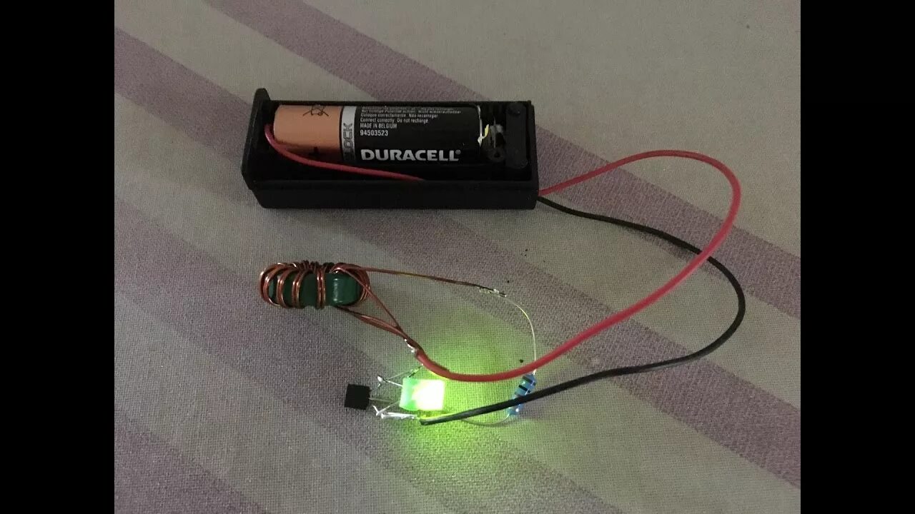 Валера подключил к батарейке красную лампочку. Светодиоды 1.5 вольт. Светодиод от 12 вольт. Светодиод от батарейки 1.5 вольта. Запитать светодиод от батарейки 1.5 вольта.