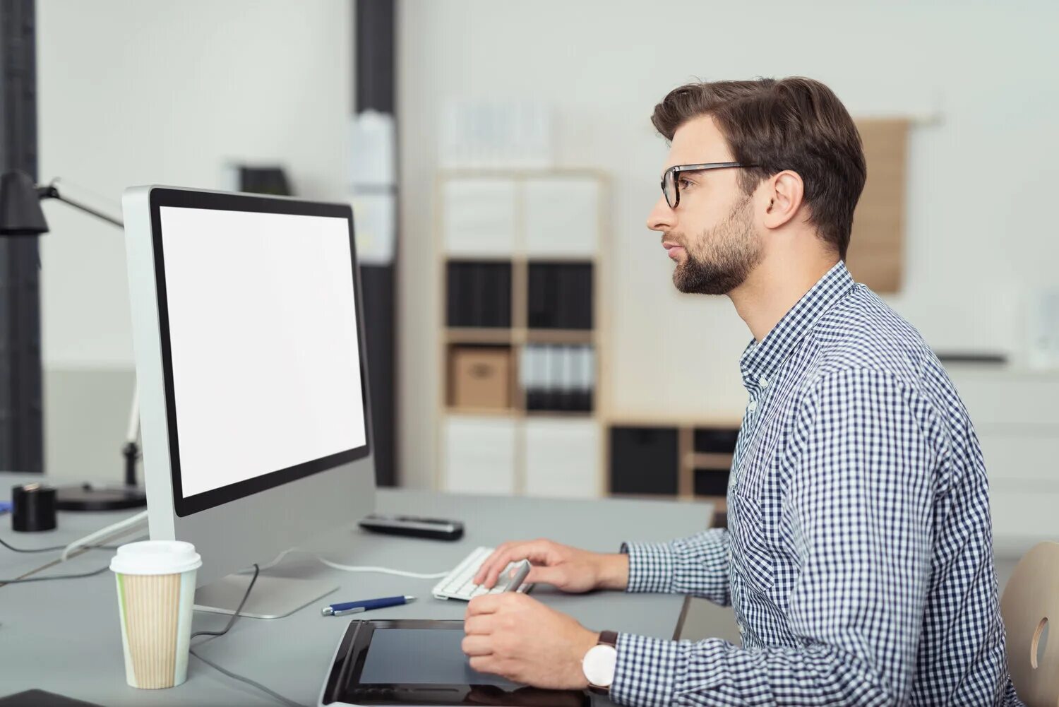 It программист. Компьютер программиста. Айтишник. Компьютер для работы программиста. Человек за компьютером.