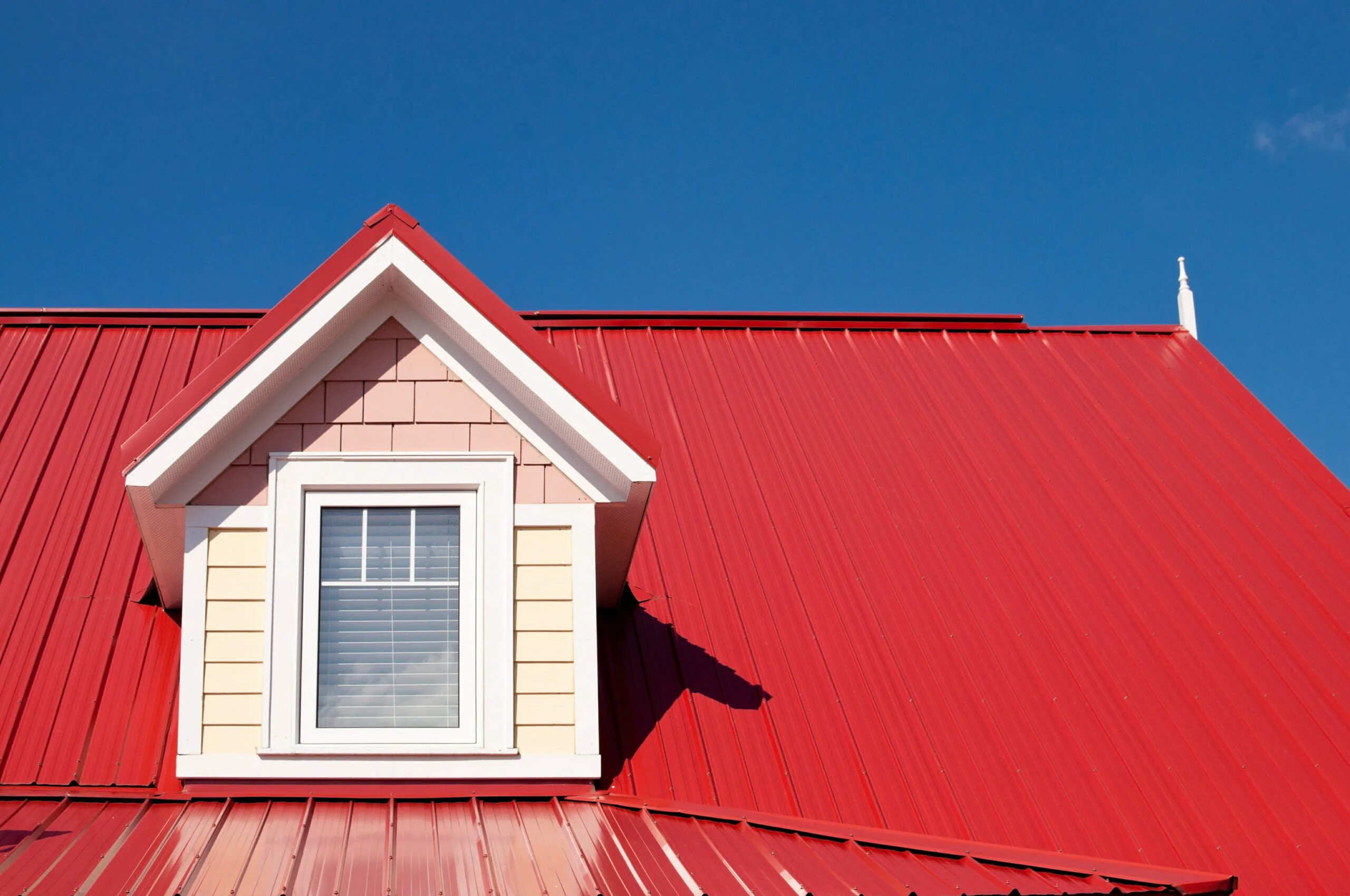 Какой краской покрасить крышу. Красная крыша. Профнастил для крыши. Крыша из профнастила. Красный профлист для крыши.
