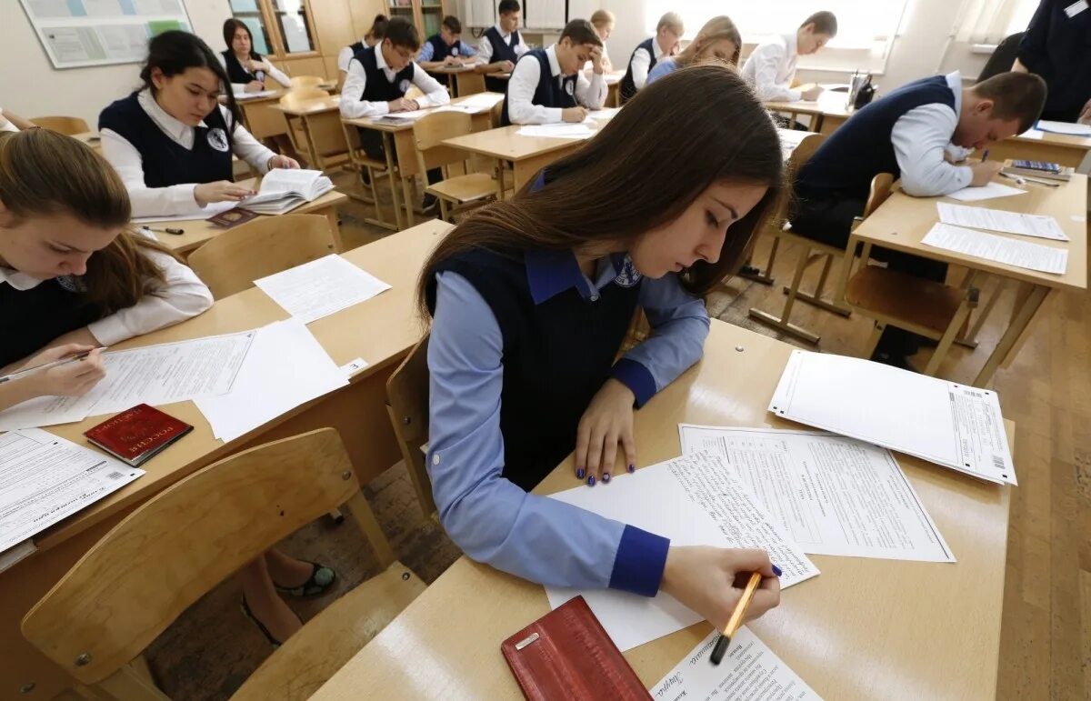 Устное собеседование 9 класс 2024 63 регион. Экзамены в школе. ученик 9 класса. выпускной экзамен в школе. школьники старшеклассники.