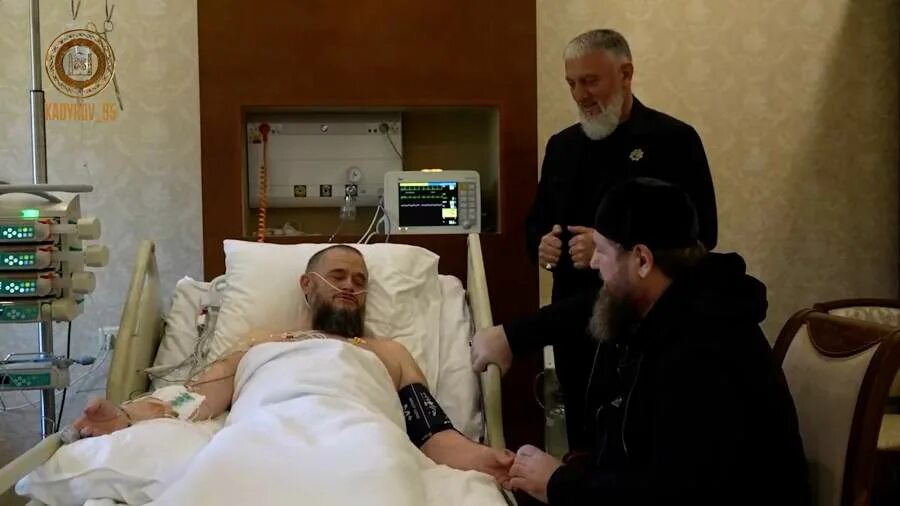 Кадыров болезнь. Болезнь Кадырова сейчас Рамзана на сегодняшний. Последнее видео с больным Кадыровым. Навестили дядьев