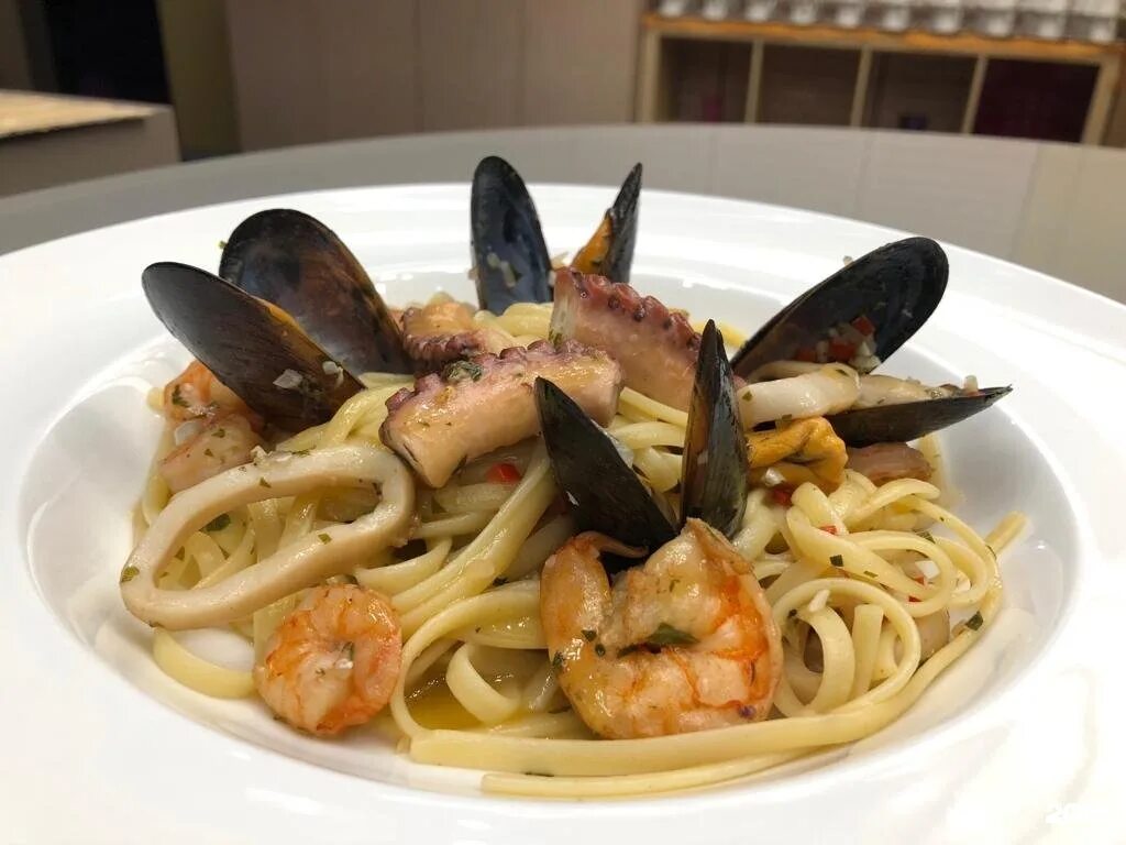 Паккери со страчателлой. Паста фетучини с морепродуктами. Паста с чернилами каракатицы с креветками и мясом мидий. Фетучини паста с кальмарами. Паста с мидиями и кальмарами.