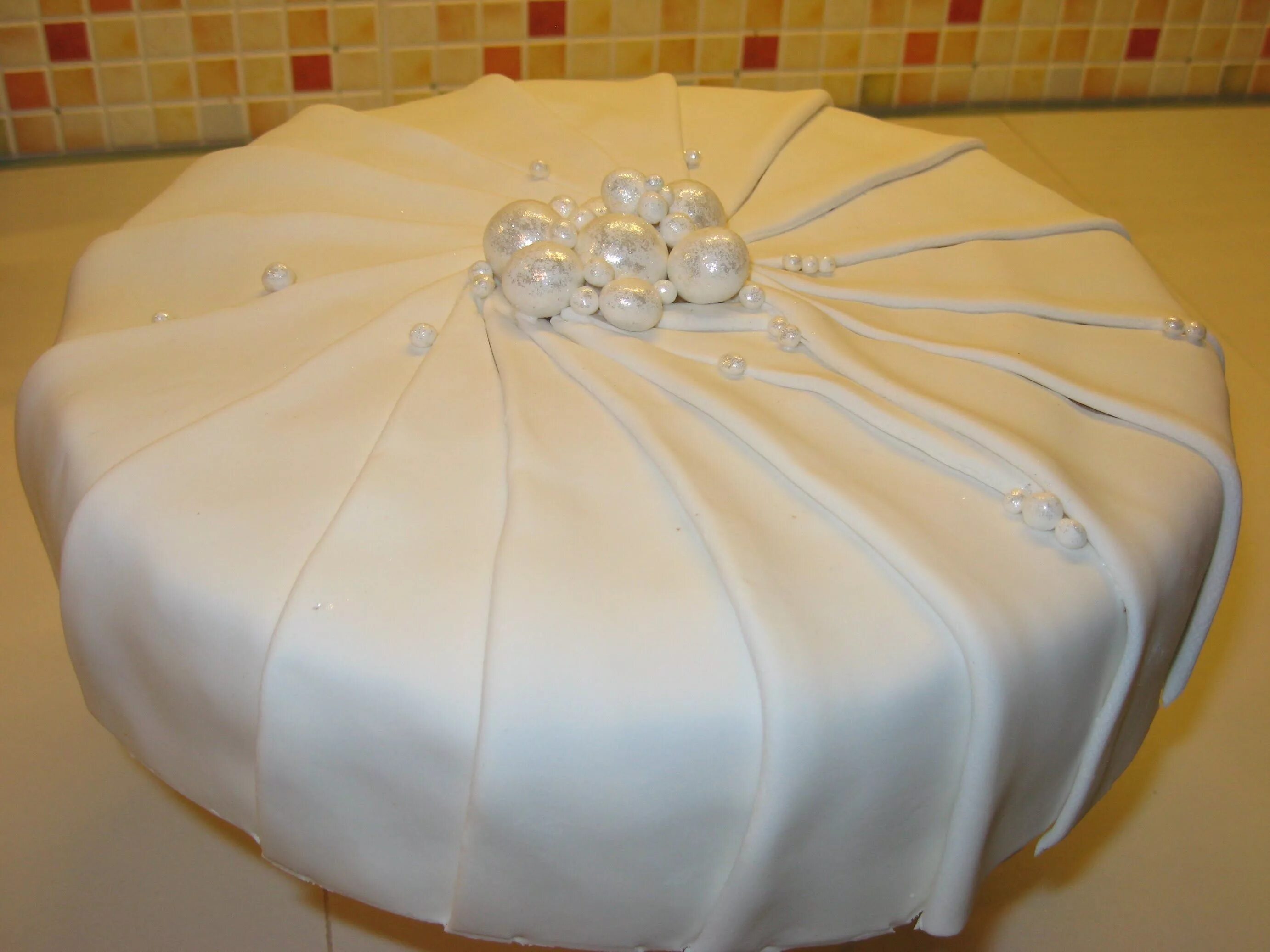 Торт сегмент. Классический шварцвальдский торт. Стильный свадебный торт. Тот шоколадное небо мирель. Нарезанный торт.