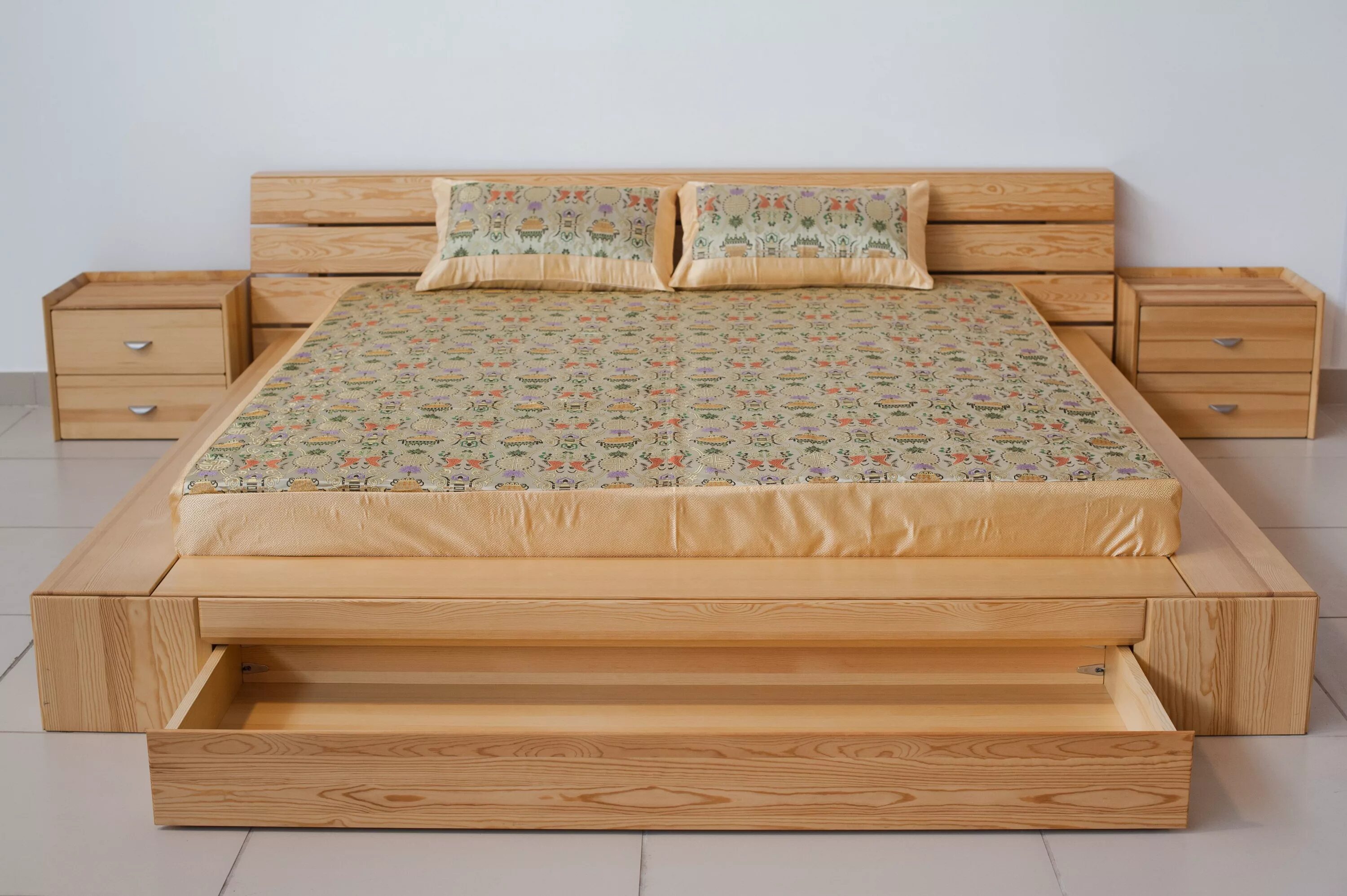 Двуспальная кровать фото дерево. Японские кровати татами. Кровать деревянная. Кровать в японском стиле.