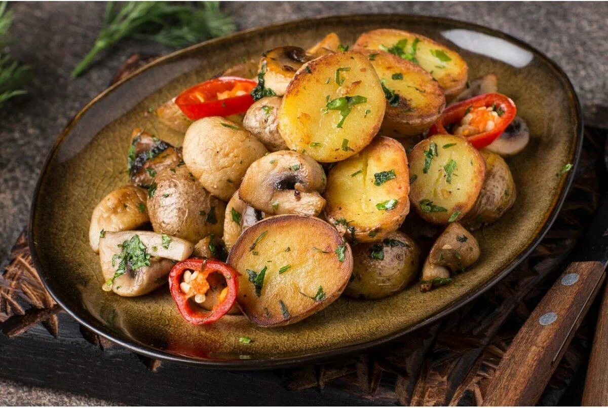 Картошка с грибами. Картофель запеченный с грибами. Запеченная картошка с грибами. Картофель жареный с грибами.