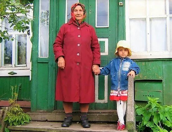 Внук приехал к бабушке в деревню