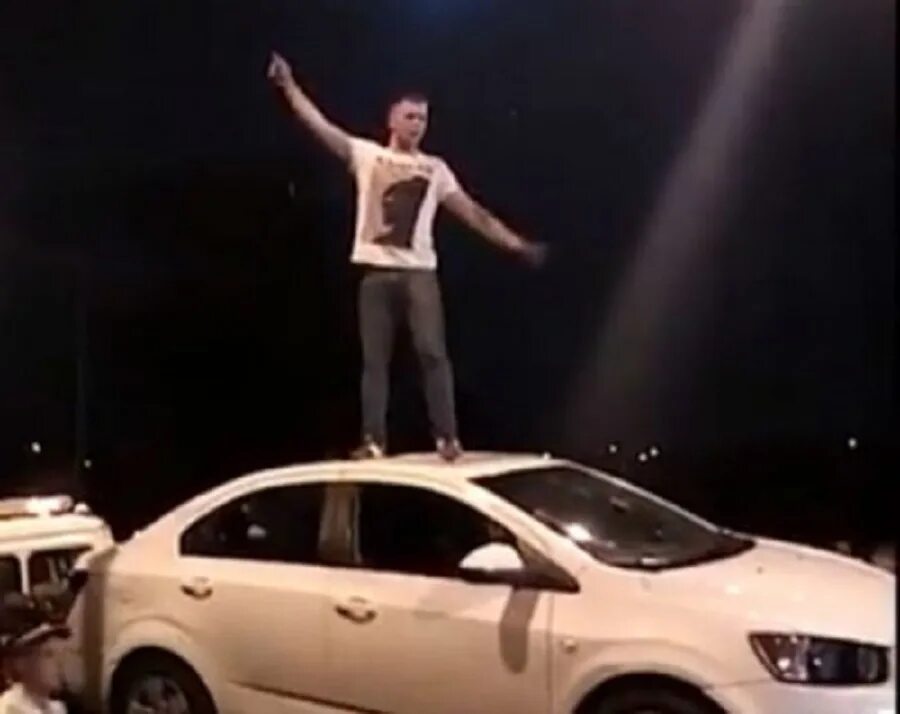 Где машины танцуют. Парень на крыше машины. Человек на крыше машины. Мужчина на крыше машины. Машина танцует.