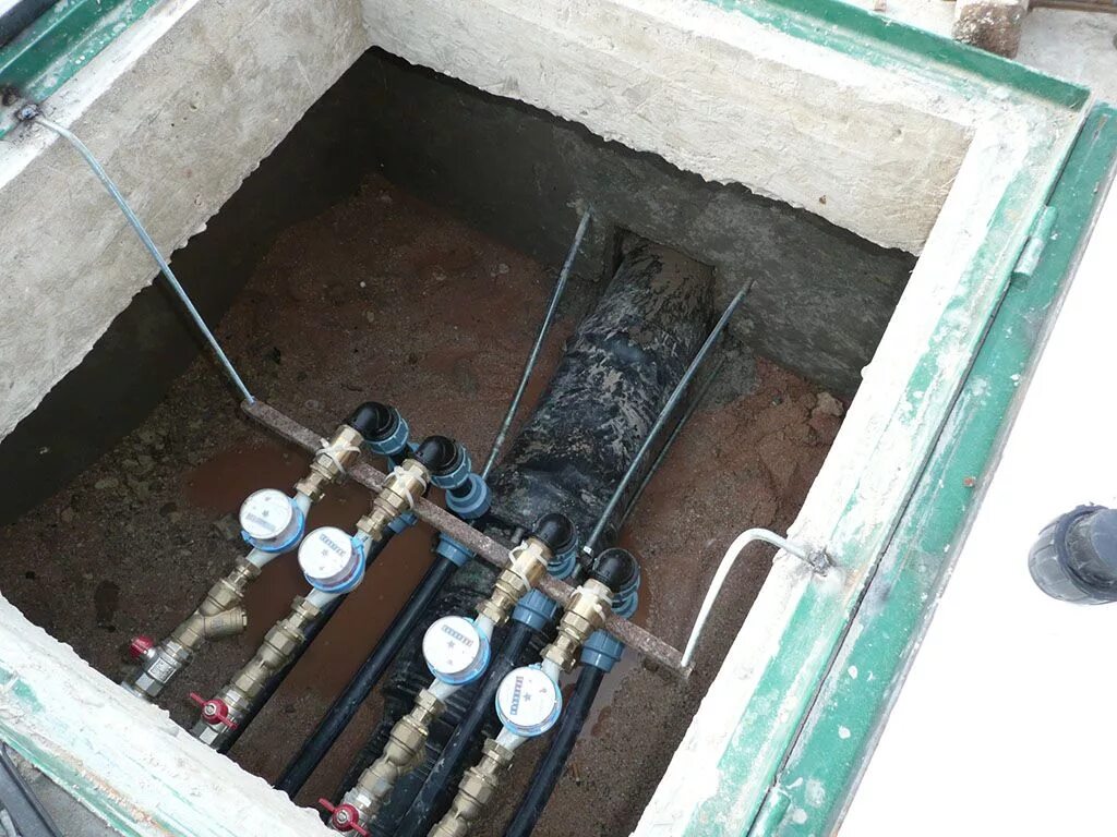 Колодец для водомера в частном доме. Водомеры в колодце. Водомеры в колодце. Водомерный узел пнд. Колодец для водопровода в частном доме.