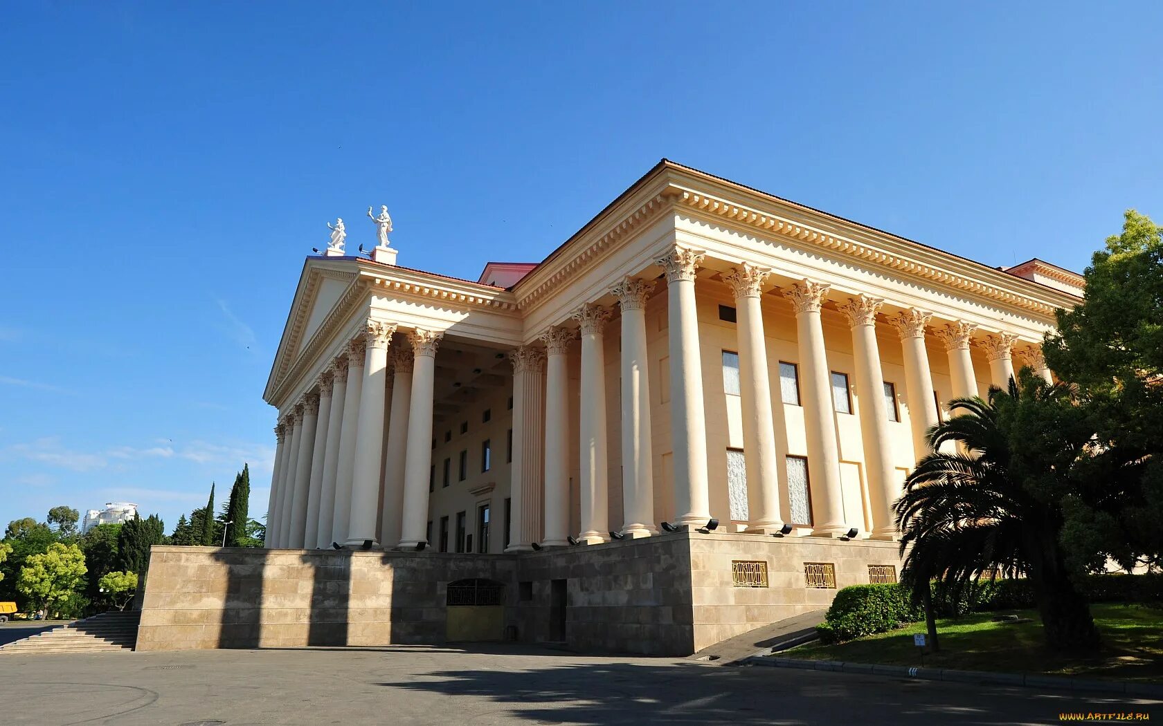 Зимний театр сочи 1938. Зимний театр сочи. Зимний театр и театральная площадь сочи. Сайт зимнего театра сочи. Сайт зимнего театра сочи.