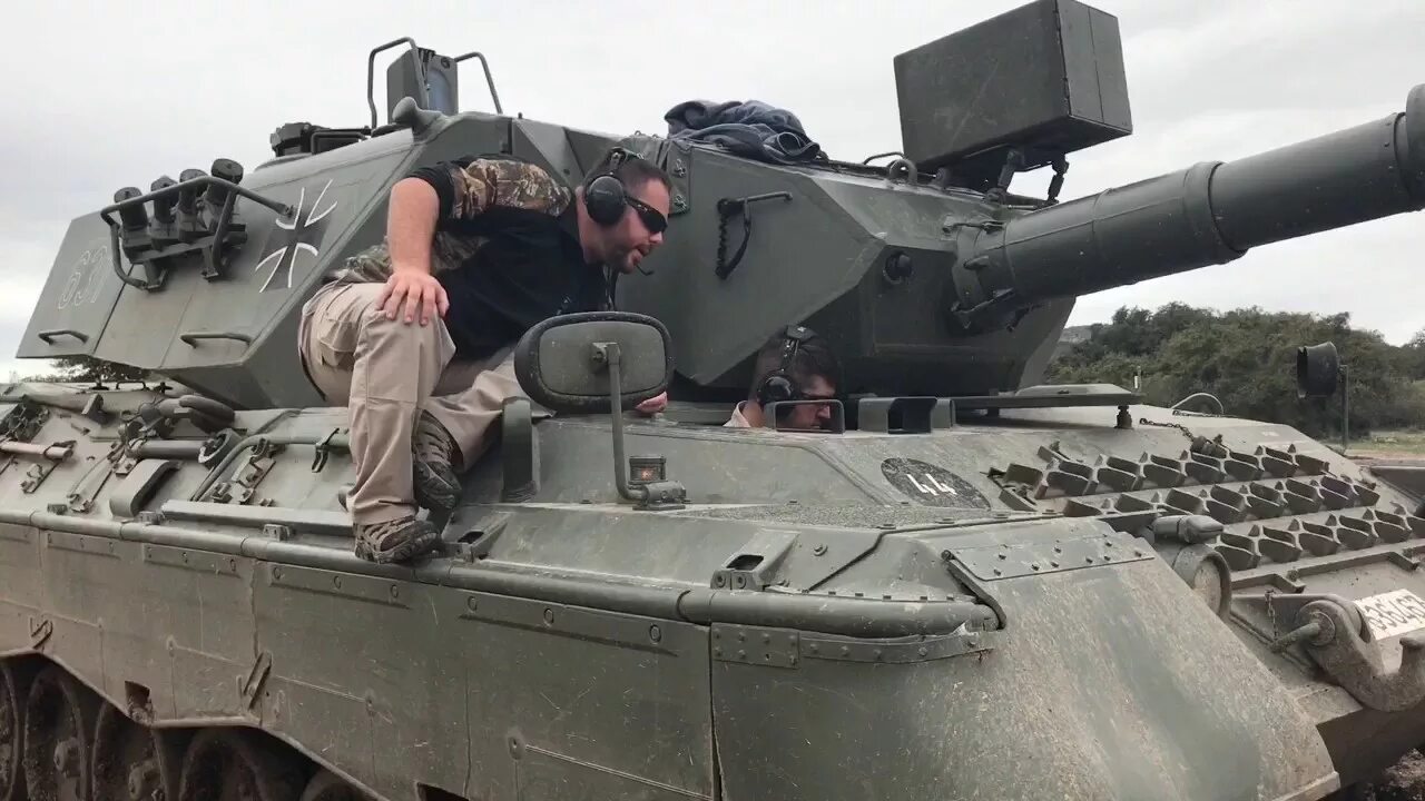 Танк леопард согнули дуло. Танк леопард 1а4. боекомплект леопард 1. леопарда танк прикончил. леопард 1 зимой.