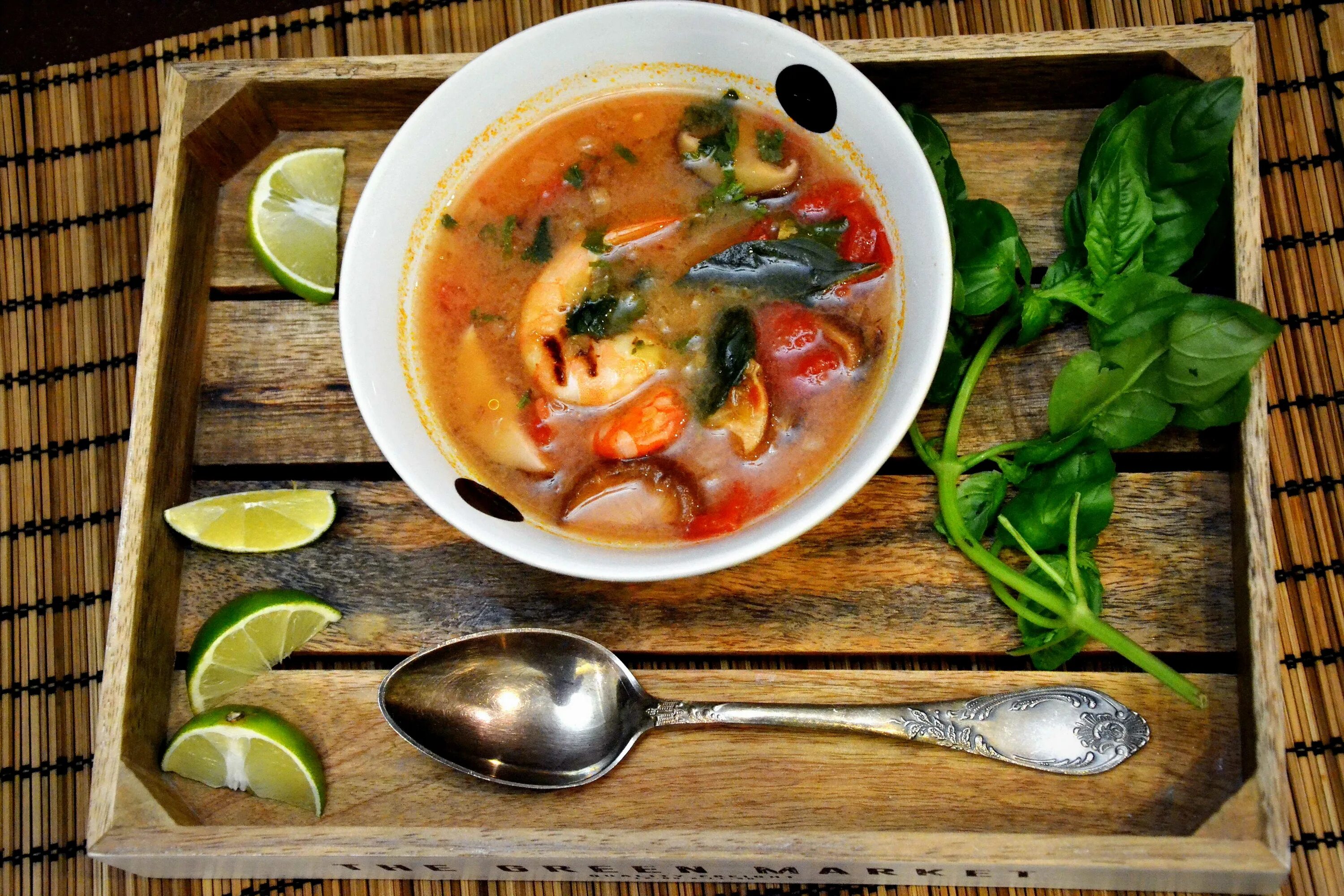 Том янг рецепт в домашних условиях. Том ям кунг (Tom Yum Kung). Суп "том ям" Tom Yam Soup. Суп том ям кунг с креветками тайский. Тайский суп с морепродуктами.