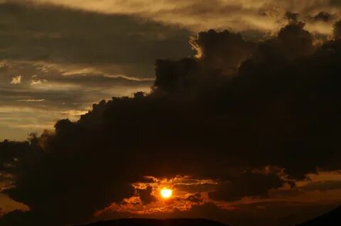 Солнце садится в тучи дым припадает
