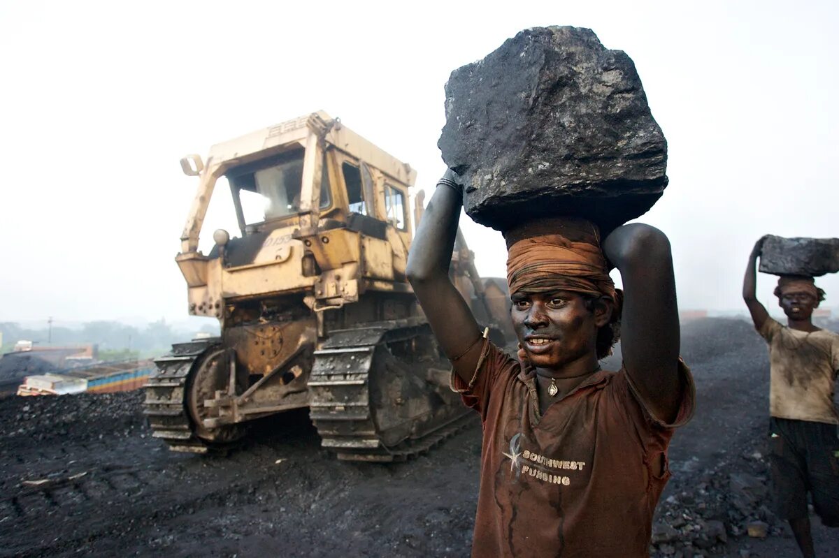 Индия добыча угля в год. Индия уголь. india coal. coal mine. негры в темноте добывают уголь.