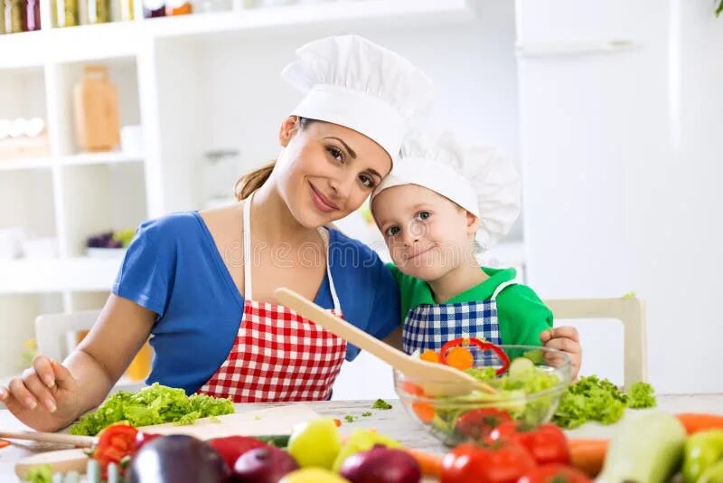 Мама готовит. Hot mom cooking. Кулинарное шоу мама и дочка. Красивые фото на тему мама готовит. Семья бабушка готовит печенья.