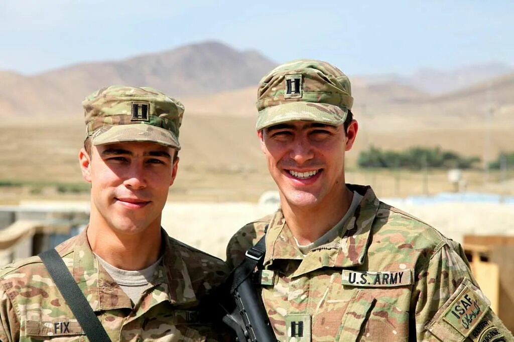 Captain army. The captain of army of the usa in resignation brown sam. Генерал британской армии. Миротворческая армия сша капитан харрисон майкл уолтерс фотографии. Форма американских генералов.