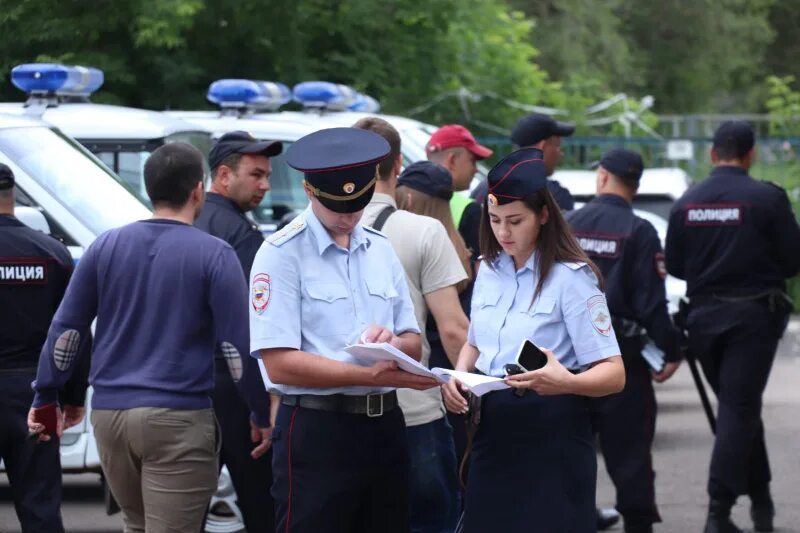 Работник по охране общественного порядка. Полиция охрана общественного порядка. Сотрудник полиции. Работник полиции.