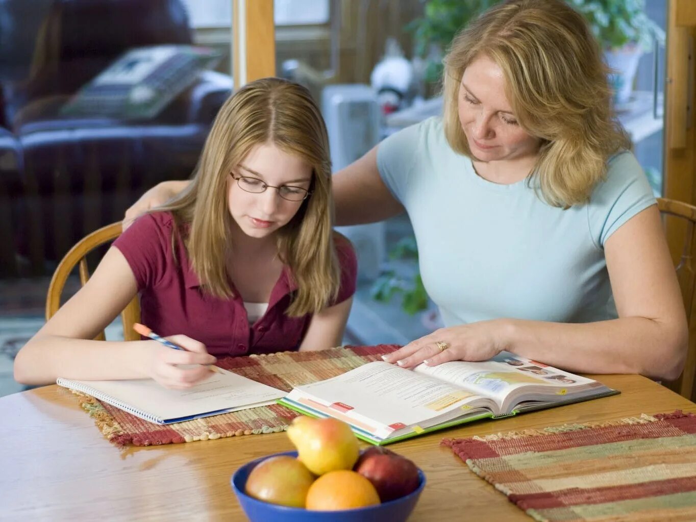 Учитель обучение на дому. Учитель обучение на дому. Родители и дети готовятся к школе. Занятия с репетитором. Учитель обучение на дому.