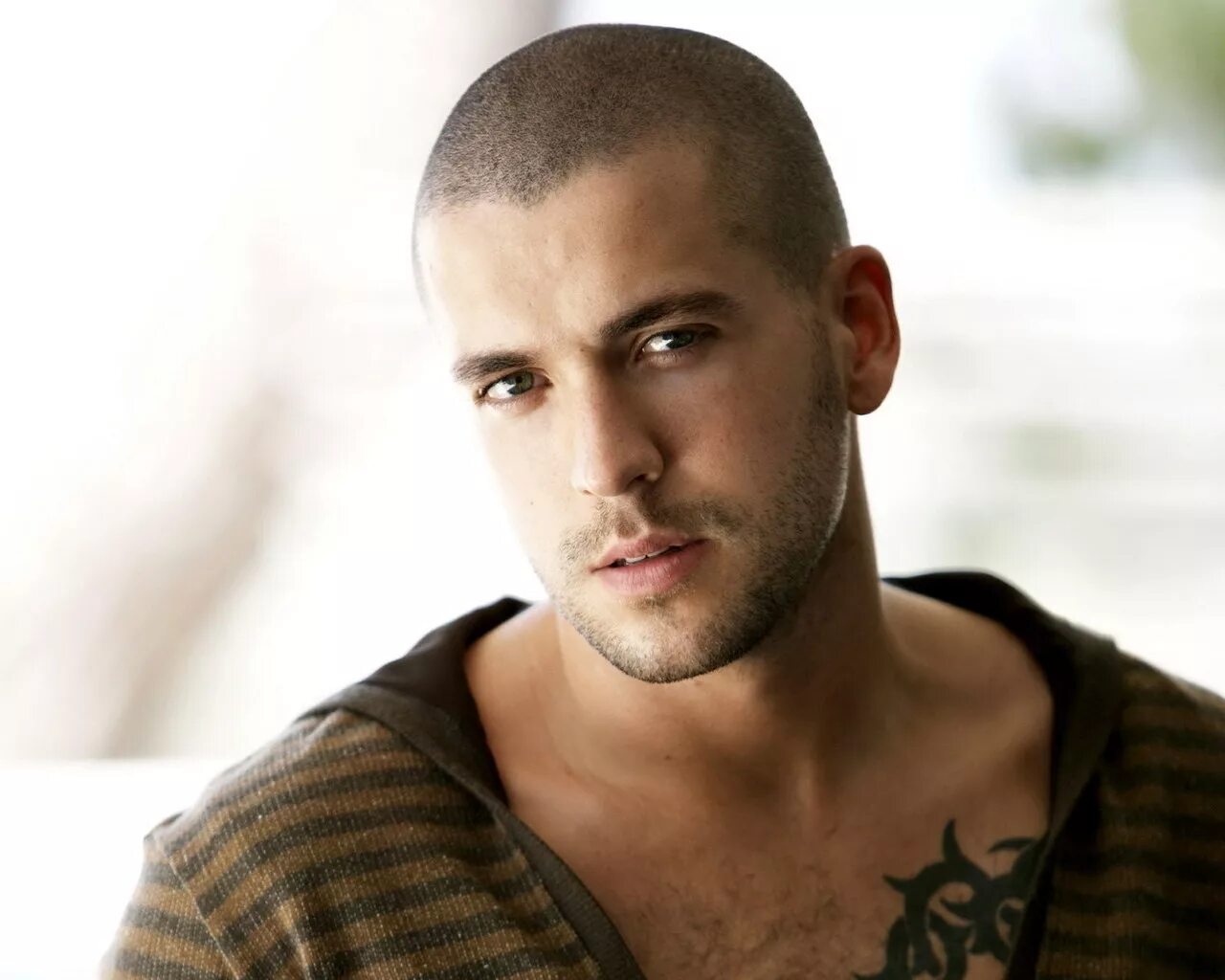 Стрижка buzz cut 2020. Дэвид бекхэм прически короткие. Мужские прически под машинку. Мужские прически под машинку. Buzz cut стрижка мужская.
