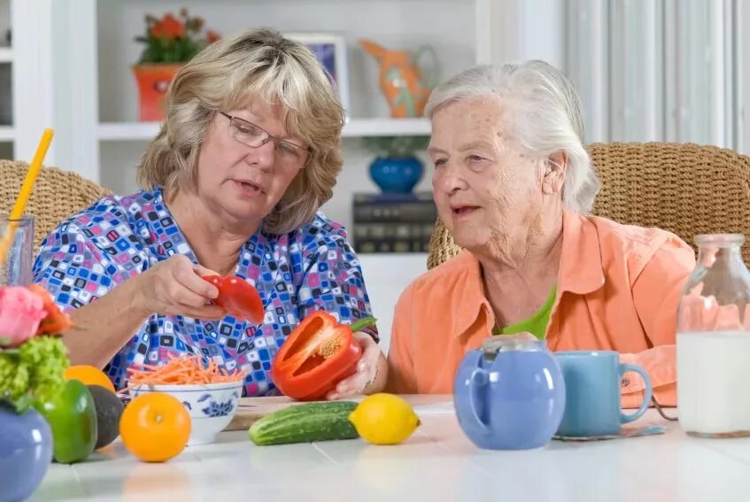 женщина 40 лет пьет витамины.