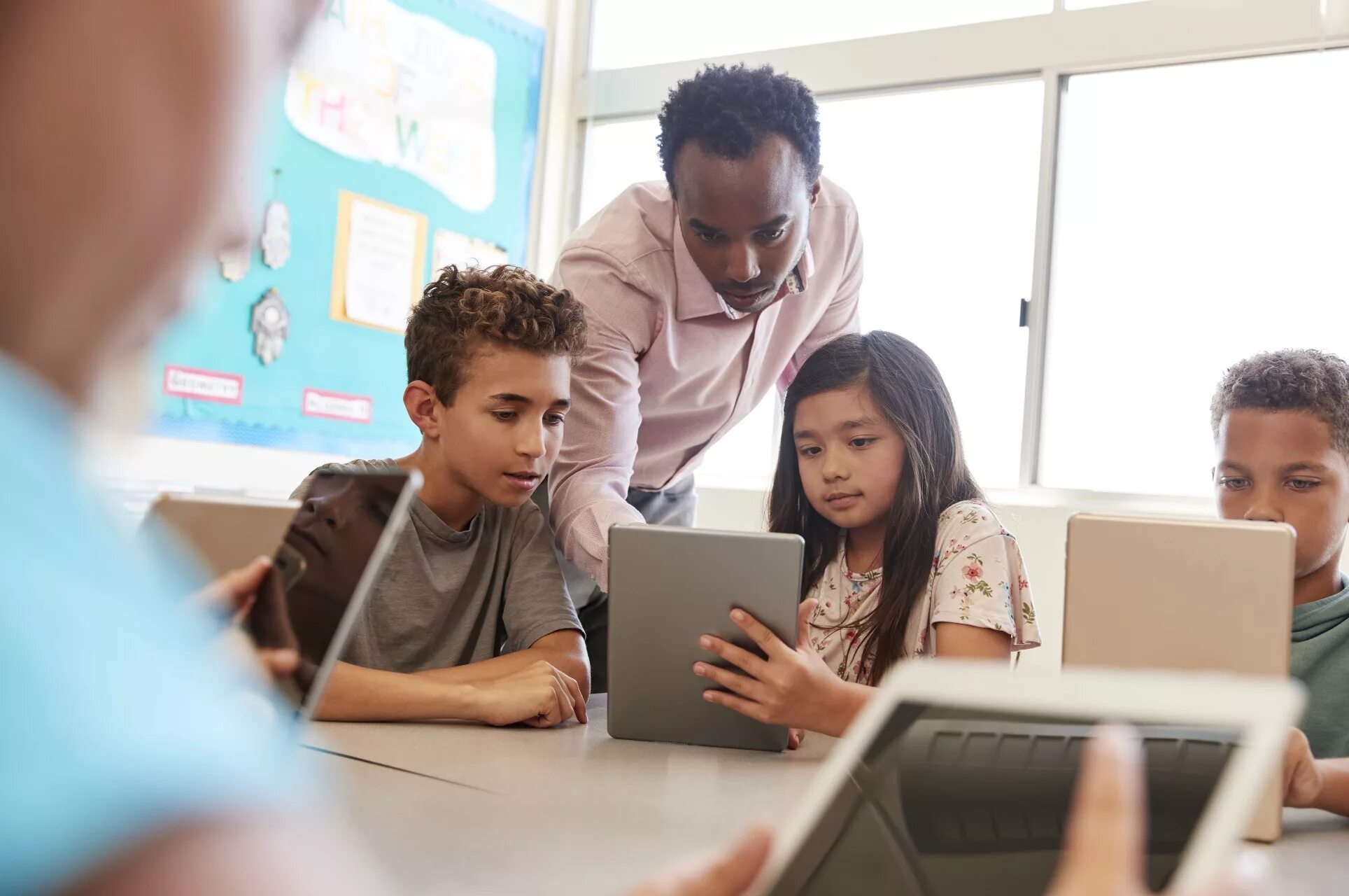 Helping in class. Учитель с планшетом. computer in education английском. самый лучший ученик  best student. students in elt classrooms.