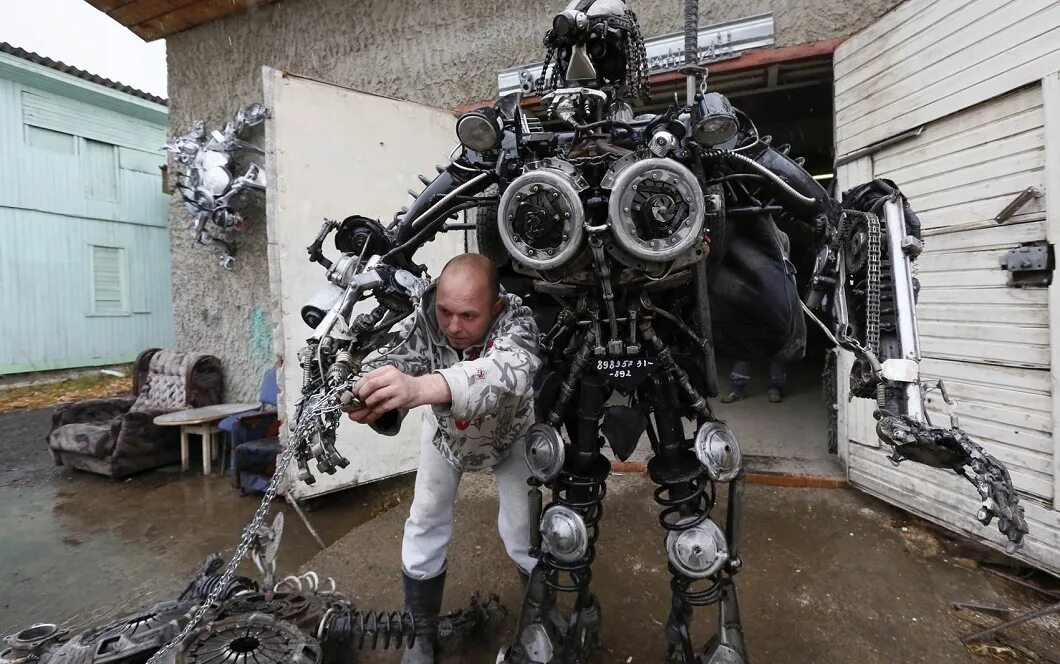 Самый классный робот. Робот из металлолома в автосервисе. человек из запчастей. фигуры из металла. робот собранный из металлолома.