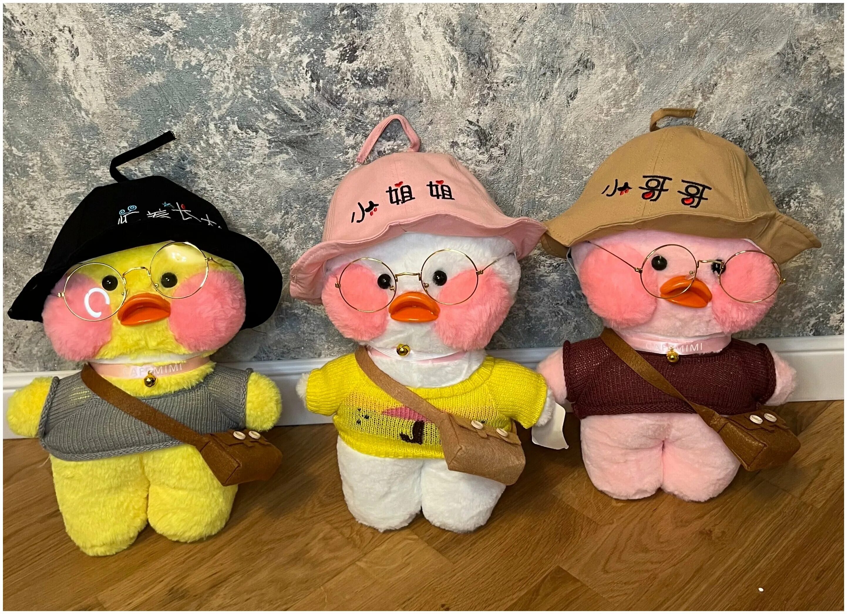 Корейский утенок игрушка. Утка kawaii lalafanfan. Корейская уточка игрушка. Утка плюшевая лалафанфан. Корейской игрушка утка в очках.