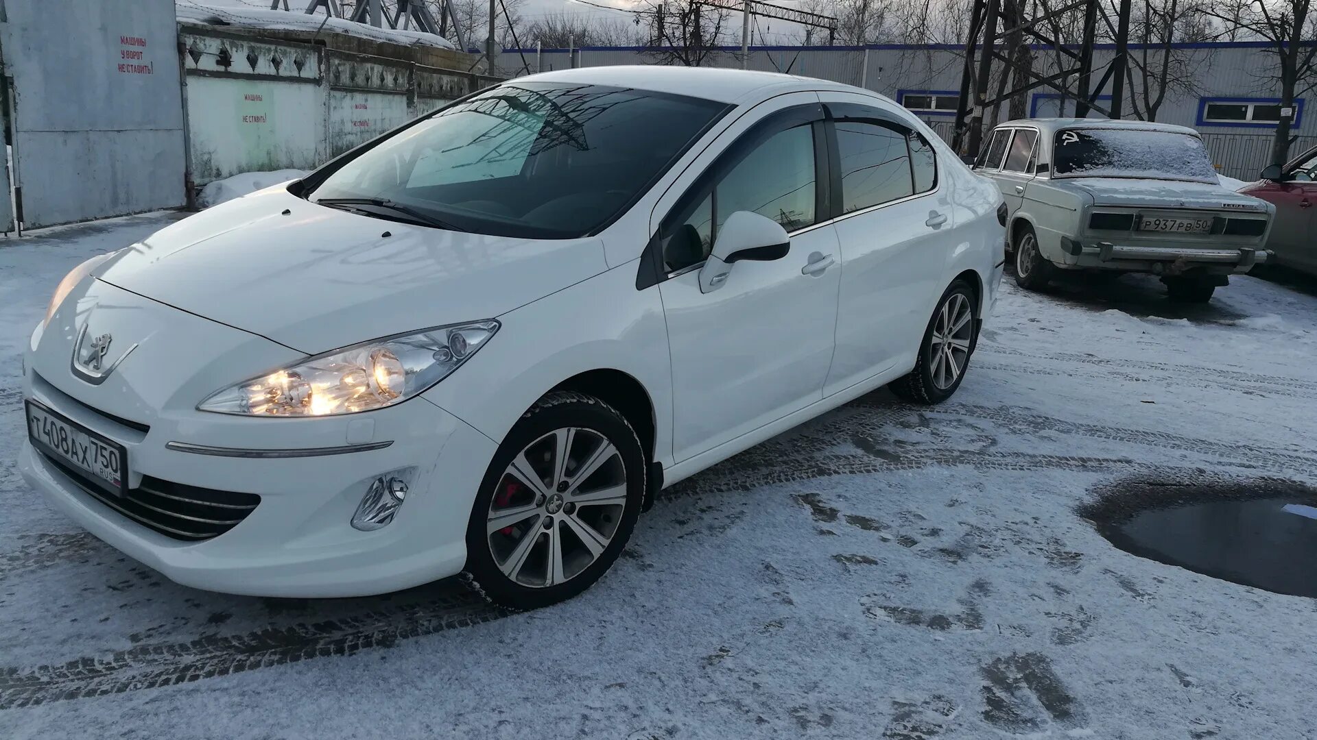 Пежо 408 на 16 дисках. Колеса пежо 408. Пежо 408 на белых дисках. Пежо 408 r18. Peugeot 408 r18.