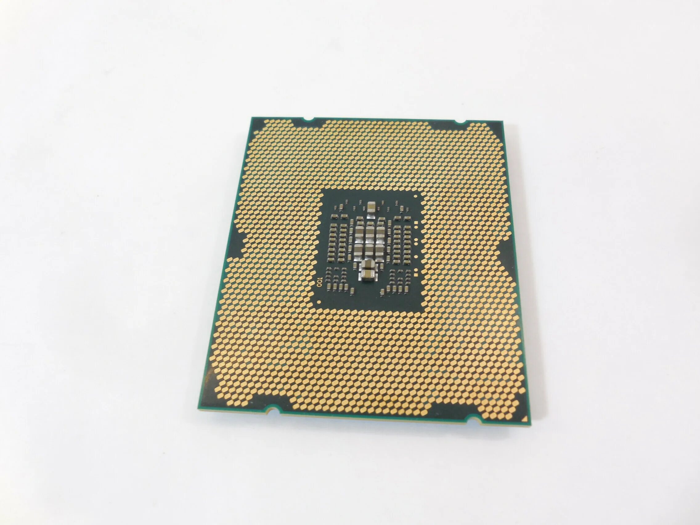 Процессор intel xeon e5-2650l. Задняя сторона процессора интел повреждена. Маленький процессор. Lga 2011-3 процессоры. Sandy bridge.